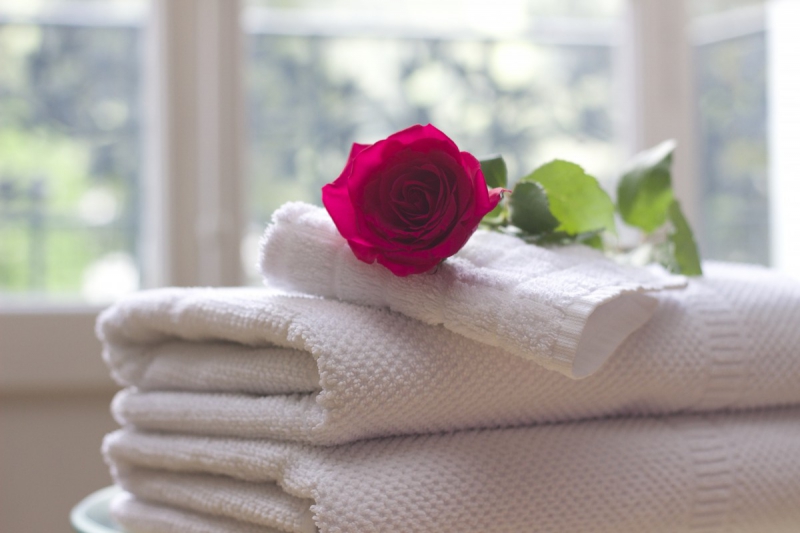 hotel-VILLECROZE-min_towel_rose_clean_care_salon_spa_white_bath-731641